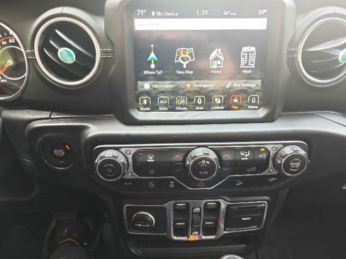 Used 2018 Jeep Wrangler Unlimited Sahara AWD/4WD image 11