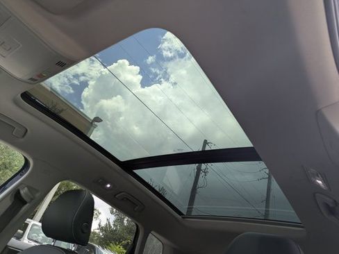 Used 2022 Volkswagen Taos SE w/ Panoramic Sunroof Package FWD image 21