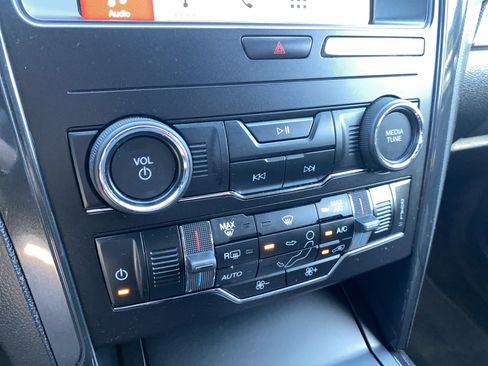 Used 2018 Ford Explorer XLT w/ Equipment Group 201A AWD/4WD image 24