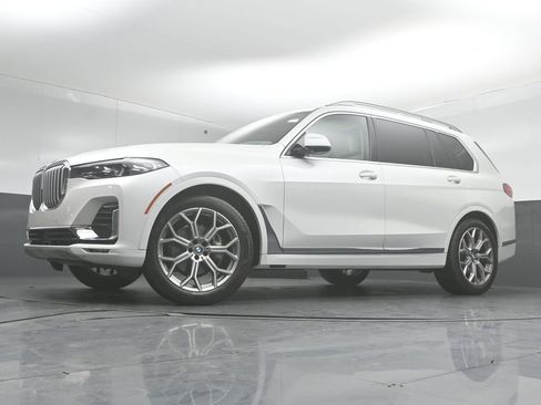 Used 2022 BMW X7 xDrive40i w/ Executive Package image 38