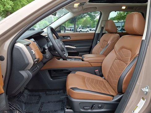Used 2024 Nissan Pathfinder Platinum w/ Cargo Package FWD image 16