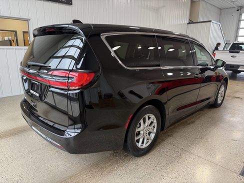Used 2024 Chrysler Pacifica Touring-L FWD image 4