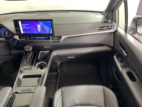 Used 2025 Toyota Sienna XLE Woodland Edition image 16