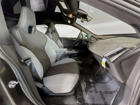 New 2026 BMW iX xDrive60 w/ M Sport Package image 30