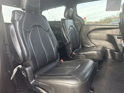 Used 2020 Chrysler Pacifica Touring-L w/ Advanced Safetytec Group image 24