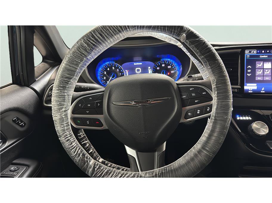 Used 2025 Chrysler Pacifica Select FWD image 34
