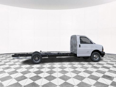 New 2026 Chevrolet Express 4500 Extended w/ Power Convenience Package RWD image 12