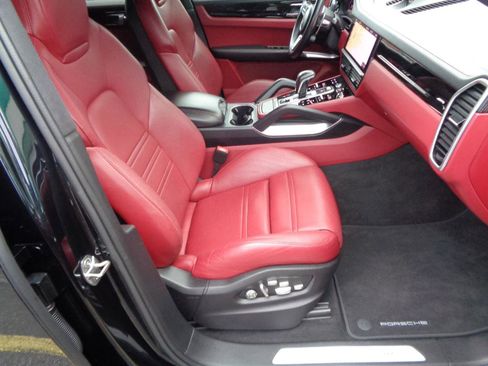 Used 2021 Porsche Cayenne Turbo w/ Performance Package (PG2) AWD/4WD image 32