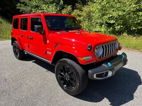 Used 2024 Jeep Wrangler Unlimited Sahara w/ Technology Group AWD/4WD image 4