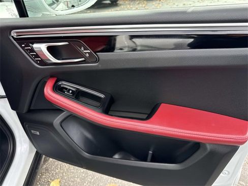 Used 2023 Porsche Macan S image 32