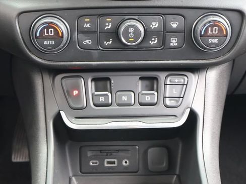 Used 2020 GMC Terrain SLT w/ GMC Pro Grade Package AWD/4WD image 19