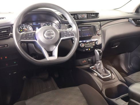 Used 2019 Nissan Rogue Sport SV image 2