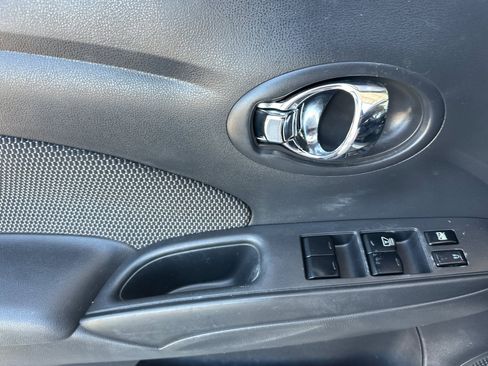 Used 2014 Nissan Versa SV FWD image 11