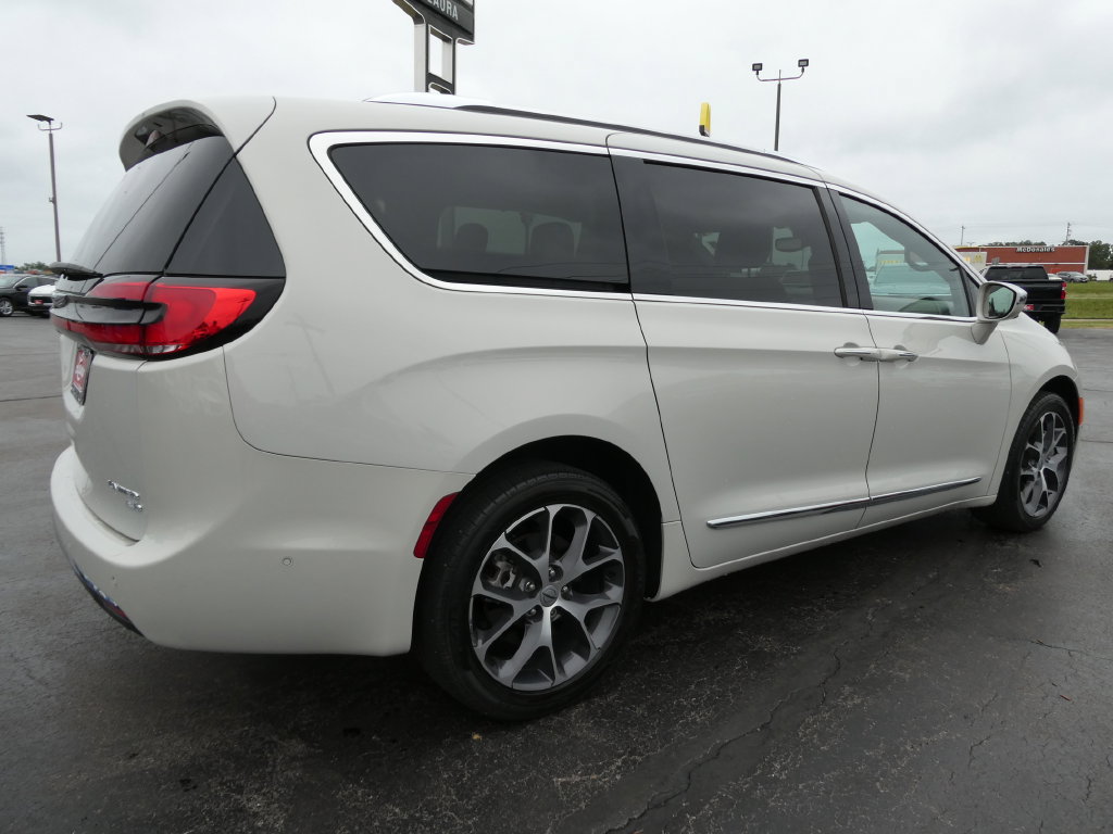 Used 2021 Chrysler Pacifica Limited w/ Premium & Safety Sphere Group AWD/4WD image 5
