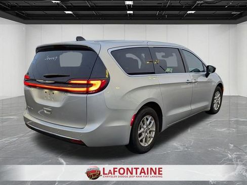 Used 2024 Chrysler Pacifica Touring-L image 5