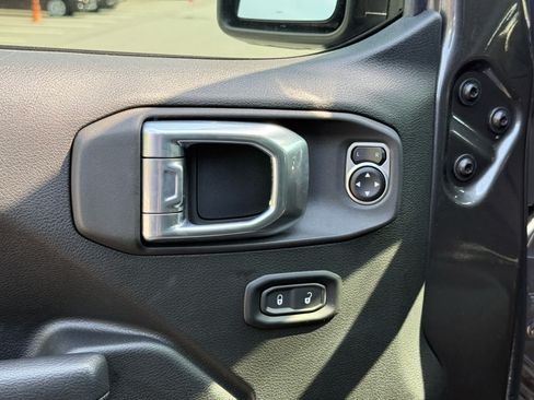 Used 2025 Jeep Gladiator Sport AWD/4WD image 13
