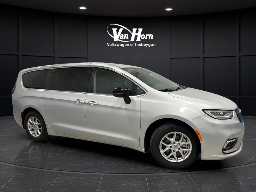Used 2024 Chrysler Pacifica Touring-L FWD image 1