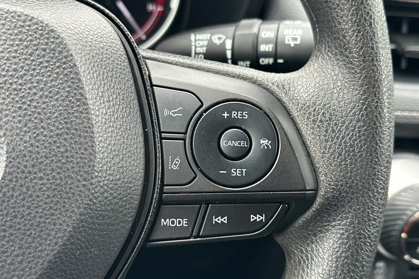 Used 2025 Toyota RAV4 XLE AWD/4WD image 28