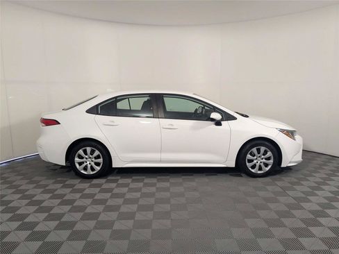 Used 2022 Toyota Corolla LE FWD image 4