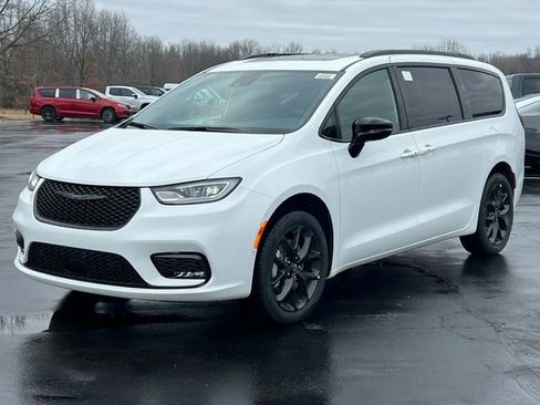 New 2026 Chrysler Pacifica Limited w/ Uconnect Theater Family Group AWD/4WD image 48