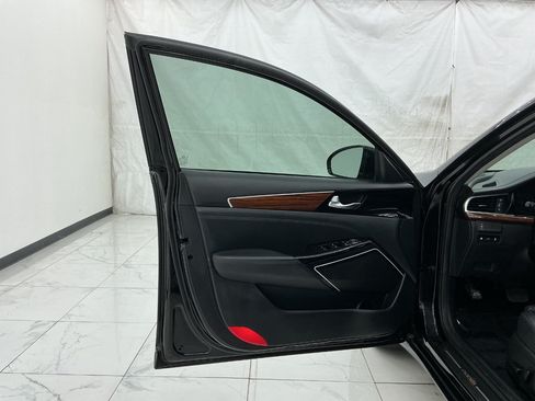 Used 2018 Kia Cadenza Premium FWD image 18