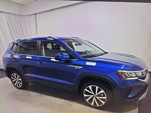 Used 2024 Volkswagen Taos SE w/ Panoramic Sunroof Package image 3