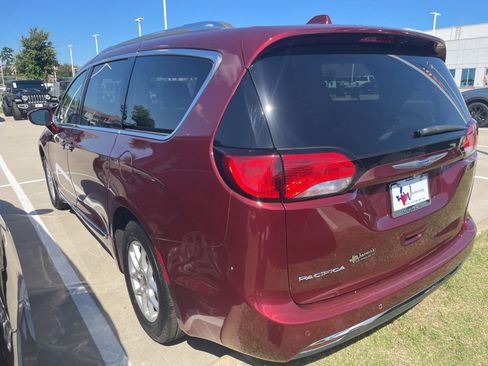 Used 2020 Chrysler Pacifica Touring-L FWD image 6