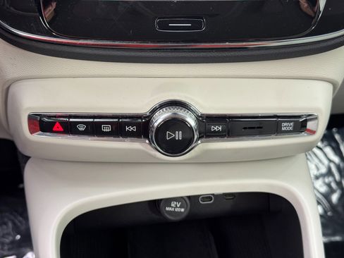 Used 2022 Volvo XC40 T5 Momentum w/ Premium Package image 29