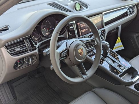 Used 2025 Porsche Macan image 4