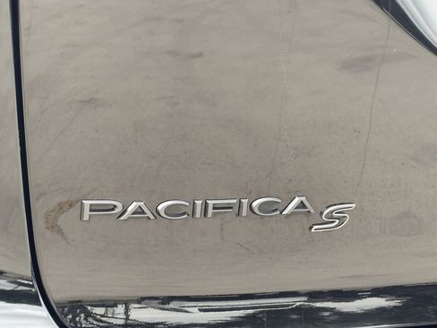 Used 2025 Chrysler Pacifica Limited FWD image 8