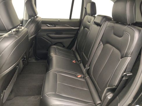 Used 2023 Jeep Grand Cherokee Limited w/ Luxury Tech Group II RWD image 18