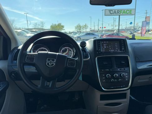 Used 2018 Dodge Grand Caravan SE w/ UConnect Hands-Free Group image 28