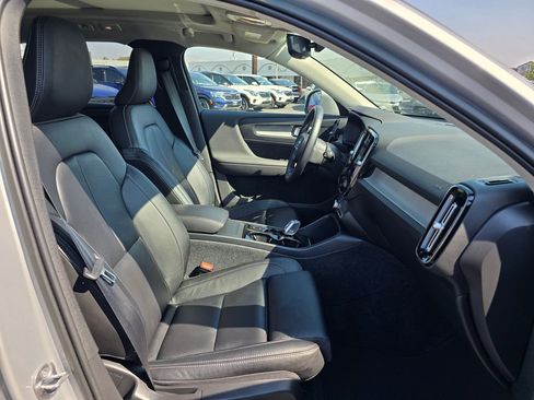 Used 2023 Volvo XC40 B5 Plus image 10