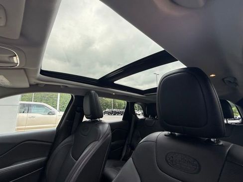 Used 2019 Jeep Cherokee Overland AWD/4WD image 34