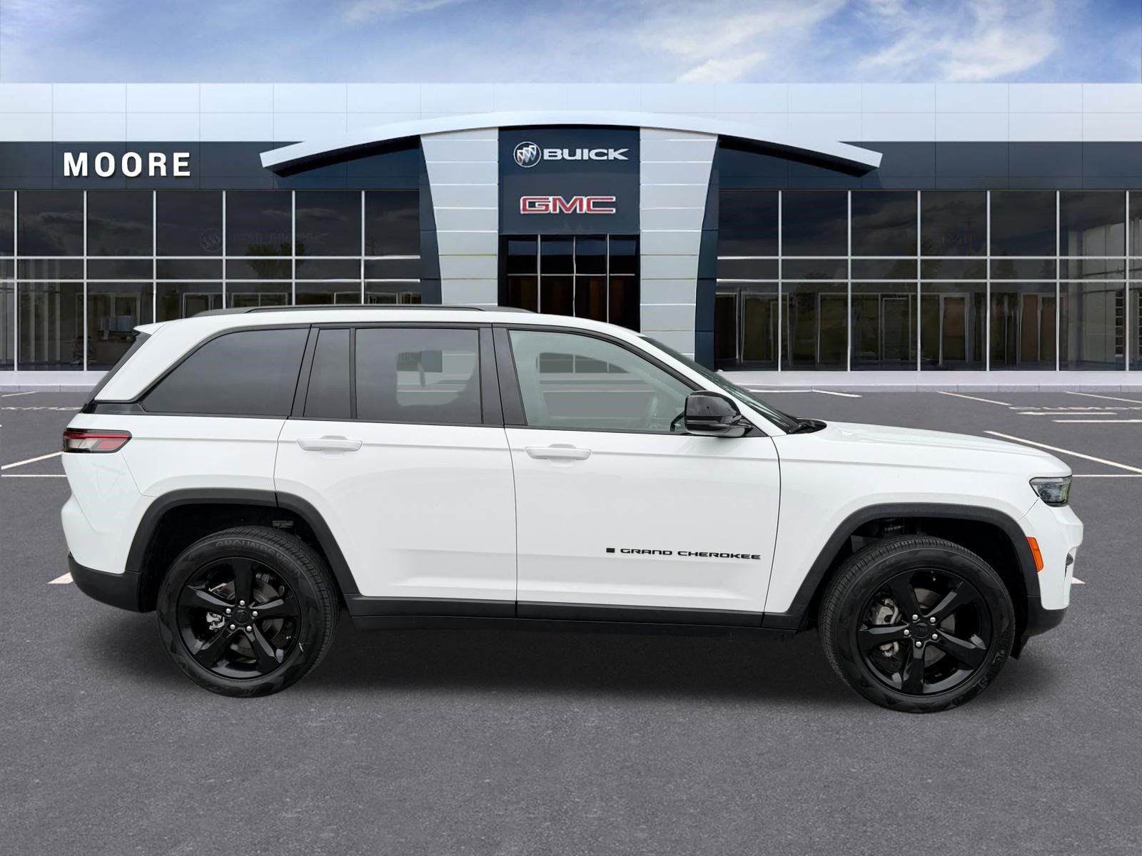 Used 2024 Jeep Grand Cherokee Altitude RWD image 2