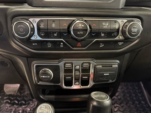 Used 2020 Jeep Wrangler Unlimited Sahara AWD/4WD image 21