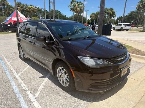 Used 2017 Chrysler Pacifica LX FWD image 2