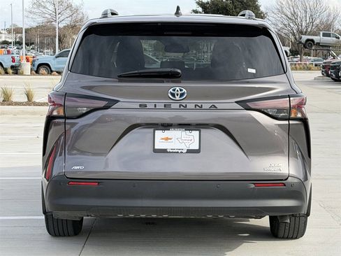 Used 2023 Toyota Sienna XLE image 5