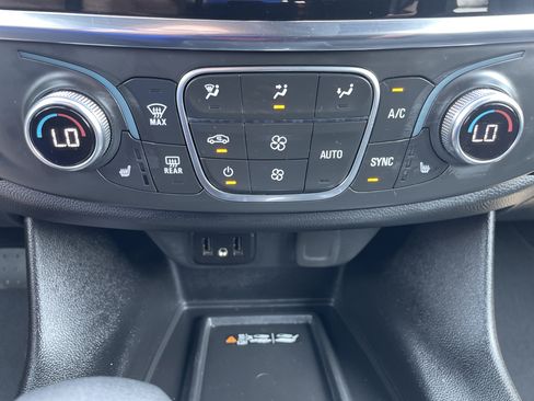 Used 2023 Chevrolet Traverse LT w/ Rear Camera Mirror Package AWD/4WD image 37