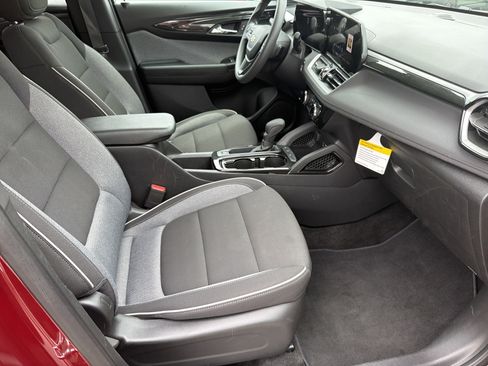 Used 2025 Chevrolet TrailBlazer LT FWD image 24