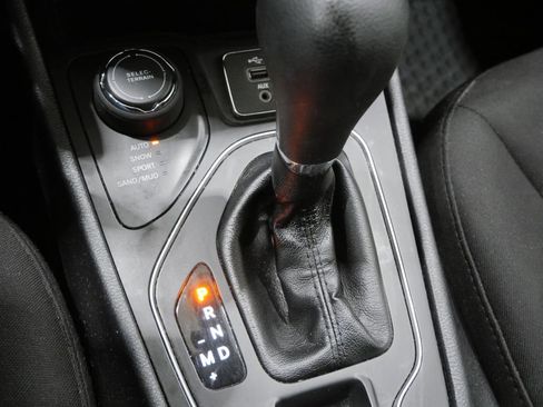 Used 2020 Jeep Cherokee Latitude w/ Cold Weather Group AWD/4WD image 23