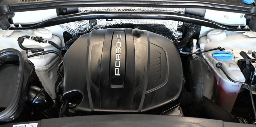 Used 2018 Porsche Macan AWD/4WD image 22