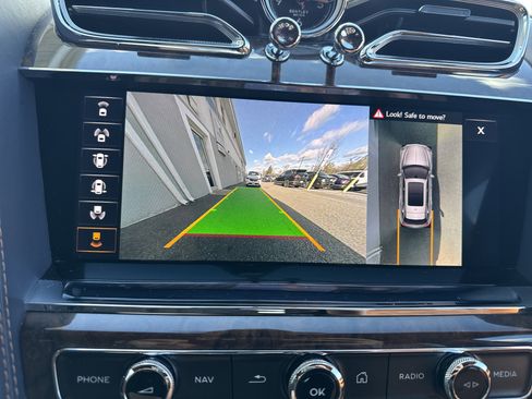 Used 2022 Bentley Bentayga image 24