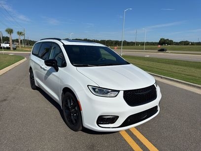 New 2026 Chrysler Pacifica Limited w/ S Appearance Package