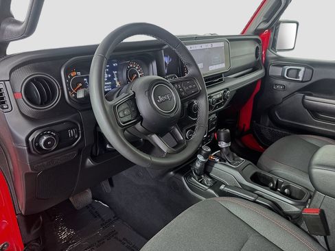 Used 2025 Jeep Wrangler Unlimited Rubicon AWD/4WD image 9