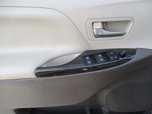 Used 2018 Toyota Sienna XLE Premium image 28