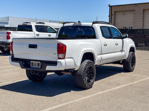 Used 2017 Toyota Tacoma TRD Sport AWD/4WD image 4