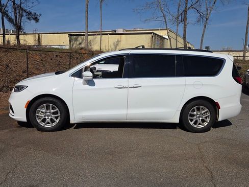 Used 2022 Chrysler Pacifica Touring-L image 4