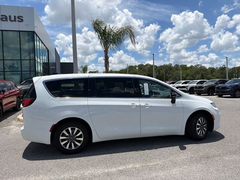 Used 2024 Chrysler Pacifica Limited FWD image 8