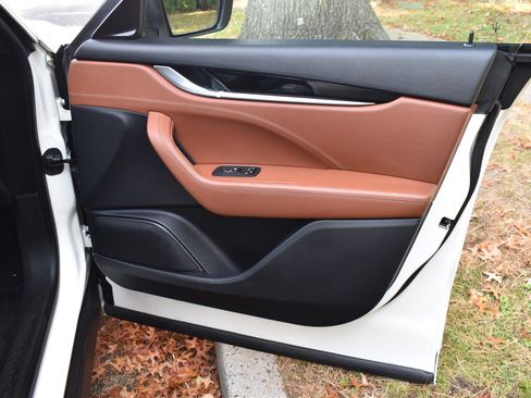 Used 2021 Maserati Levante AWD/4WD image 28
